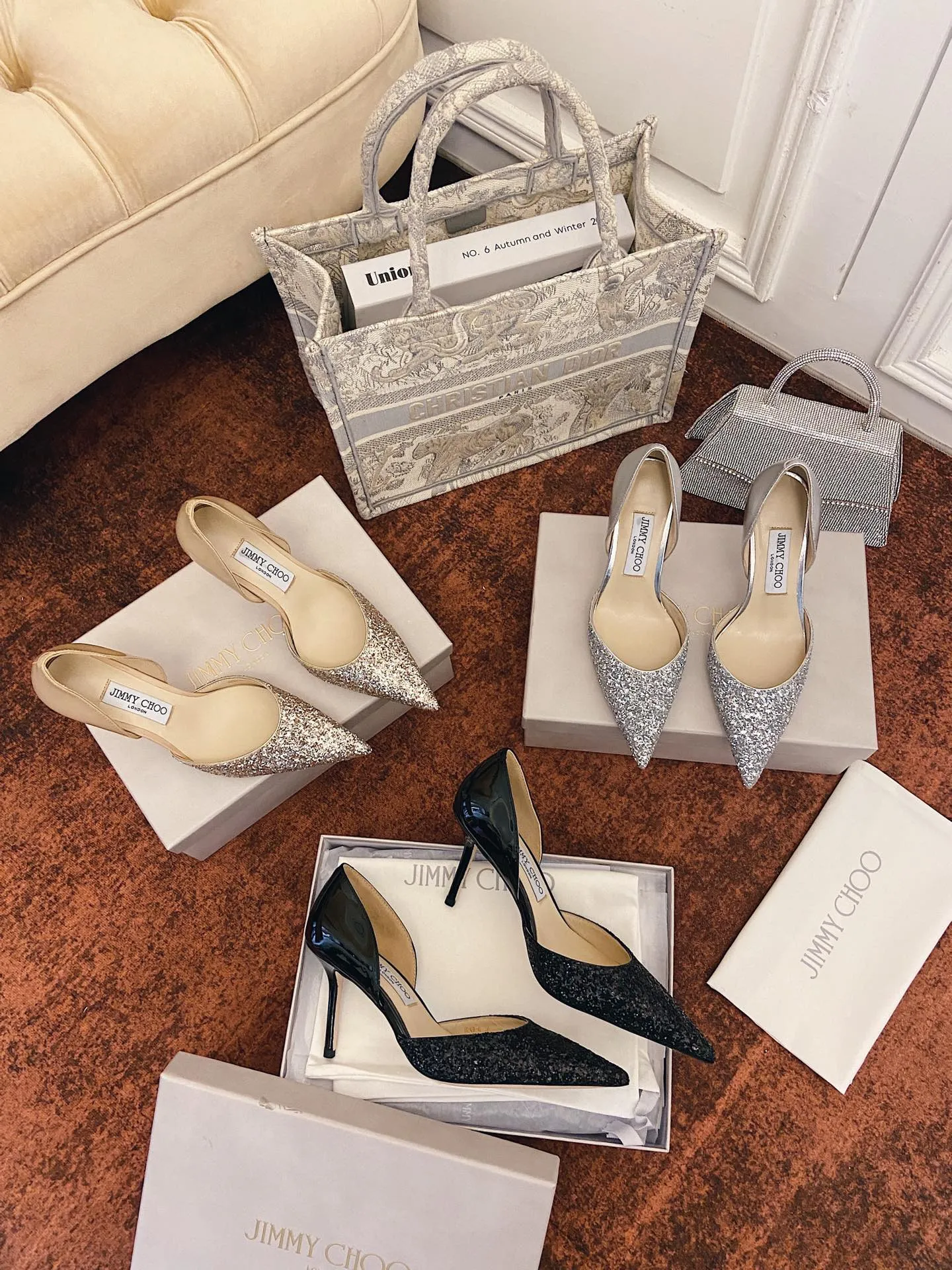 👟👟Ex-factory price 520👟👟 JIMMY CHOO A pair of high heels that can conquer all men👠Easy to wear and versatile, a must-have item for the annual meeting🥂Bilng Bilng is so beautiful that no one can take your breath away Material: Special Crete spliced cow patent leather ➰🍸Sheepskin lining Italian leather outsole Available in three colors: black, nude, silver Size: 34-42 With a height of 8cm, it is packaged simultaneously at the counter!